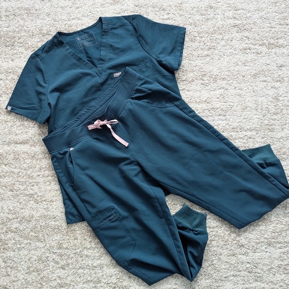 Figs scrubs set Caribbean blue Catarina top Zamora jogger petite - Picture 2 of 14